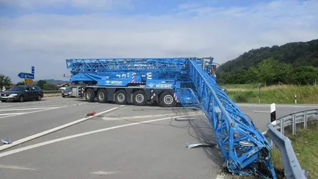 Un şofer de macara a făcut prăpăd pe o şosea din Germania