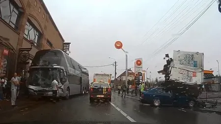 Accident grav în Câmpulung Moldovenesc: Un autocar, un camion şi o maşină s-au ciocnit în trafic