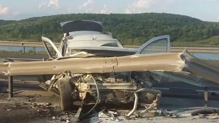 Accident grav pe Autostrada A1. O maşină s-a izbit de glisiera mediană şi a luat foc
