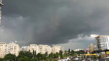 PROGNOZA METEO SPECIALĂ pentru BUCUREŞTI. Temperaturi scăzute, cu ploi torenţiale, descărcări electrice şi vânt