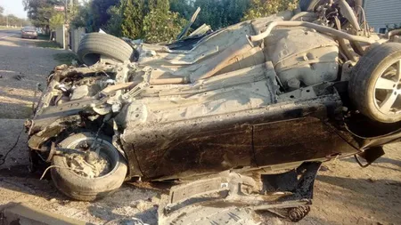 Accident spectaculos în Suceava. O maşină a dărâmat un gard şi s-a răsturnat