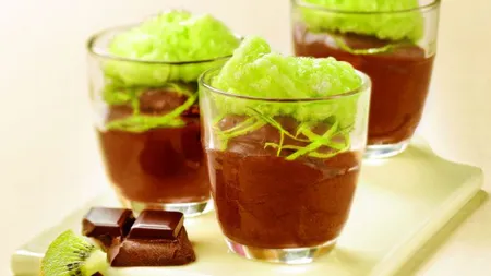 DESERTUL ZILEI: Mousse de ciocolată cu spumă de kiwi