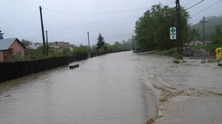 Sibiu: Autoturism cu două persoane surprins de viitură. Pompierii s-au deplasat pe jos prin apa adâncă de 75 de centimetri