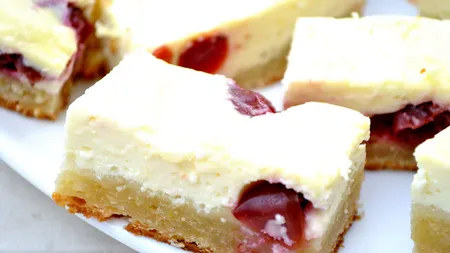 Prăjitură cu brânză dulce şi cireşe