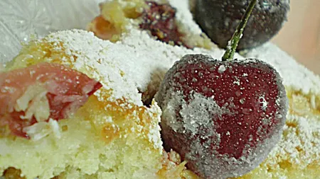 Prăjitură cu cireşe şi nectarine. Profită cât e sezonul lor!