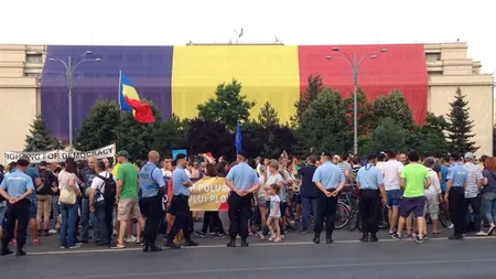 Protest în Piaţa Victoriei din Capitală: PSD, ciuma roşie! GALERIE FOTO