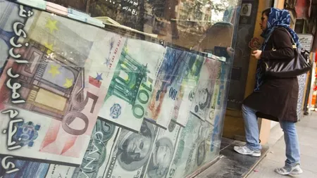 Grevă la Bazarul din Teheran din cauza deprecierii monedei iraniene RIAL. Protestatarii s-au ciocnit cu poliţia VIDEO
