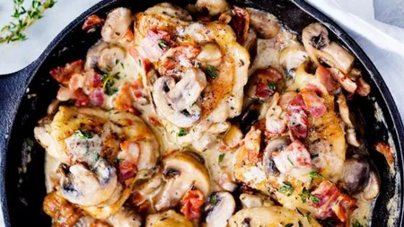 IDEE DE CINĂ: Pui în sos cremos cu bacon şi ciuperci