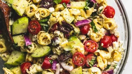 Salată grecească de paste tortellini cu brânză