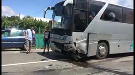 Accident grav în Bihor: Un bărbat a murit şi o femeie este în stare gravă, după ce o maşină s-a ciocnit cu un autocar