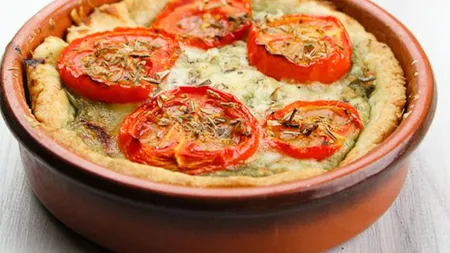 Tartă grecească cu roşii, preparată după reţeta lui Jamie Oliver