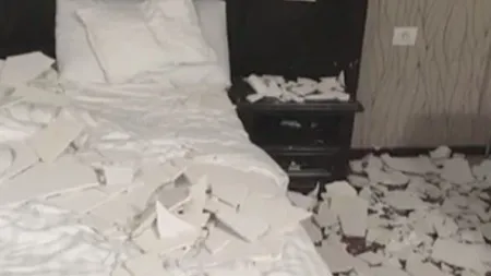 Tavan prăbuşit peste turişti în cameră. O femeie a fost rănită
