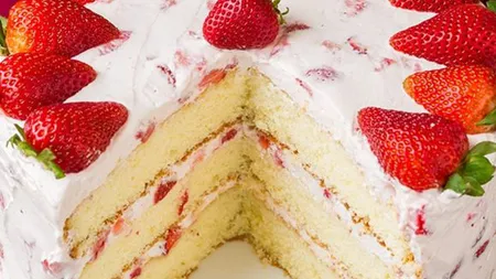 DESERTUL ZILEI: Tort delicios de vară cu căpşuni