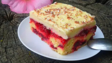 DESERTUL ZILEI: Tort cu cireşe şi cremă de vanilie