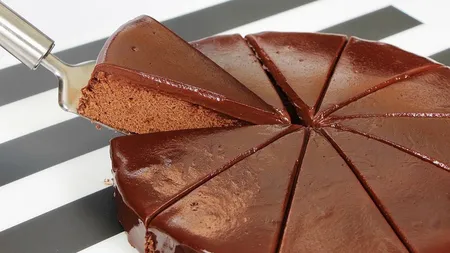 Cea mai simplă reţetă de tort de ciocolată: Ai nevoie de doar cinci ingrediente