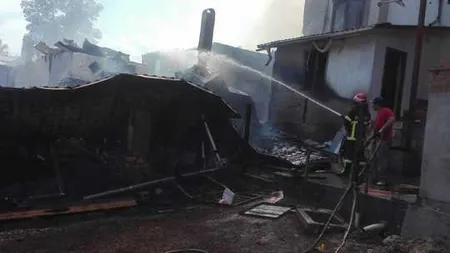 Incendiu puternic în Vrancea: patru gospodării au fost cuprinse de flăcări