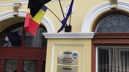 SCANDALOS! Primăria Sfântu Gheorghe a arborat un STEAG NEGRU de Ziua Imnului Naţional