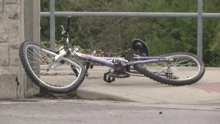 Accident grav, surprins de camerele de supraveghere. Un biciclist a fost spulberat de un şofer octogenar VIDEO