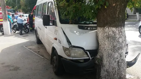 Un microbuz cu călători a intrat într-un copac pe Şoseaua Antiaeriană din Bucureşti: şapte persoane au fost transportate la spital FOTO