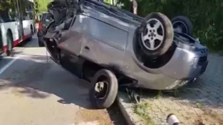 Accident în Piteşti. O maşină s-a răsturnat