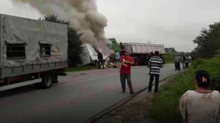 Accident grav în Maramureş. O autoutilitară şi un TIR au luat foc în urma impactului