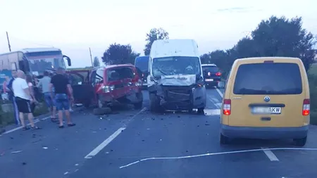 Un autocar, un microbuz şi o autoutilitară s-au ciocnit în Bihor - trei persoane au fost rănite