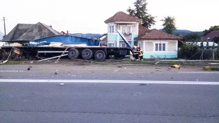 Accident grav în judeţul Neamţ. Un TIR plin cu cherestea a intrat într-o casă