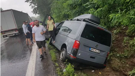 Accident grav în Vâlcea. Un microbuz cu nouă persoane s-a răsturnat pe DN 7