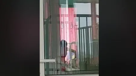 Asistenta filmată în timp ce brusca un bebeluş la Spitalul Târgovişte a fost dată afară şi este cercetată penal UPDATE