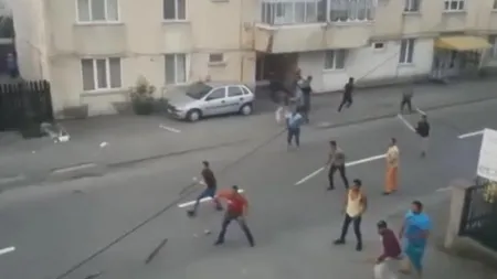 Lupte de stradă la Târgu Neamţ. Două grupuri de romi s-au războit în centrul oraşului. Poliţia a intervenit cu focuri de armă VIDEO