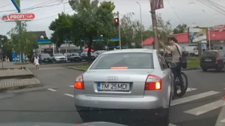 Biciclist urmărit cu maşina pe trotuar, de un şofer nervos. De la ce a pornit totul, scena a fost filmată VIDEO
