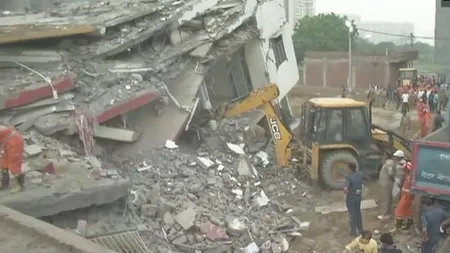 Un imobil de şase etaje s-a prăbuşit în capitală peste o clădire de 4 etaje. Cel puţin trei morţi VIDEO
