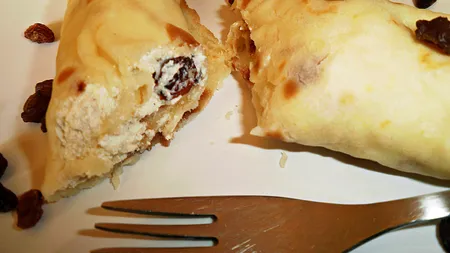 Clatite cu branza dulce de vaci, frisca si stafide