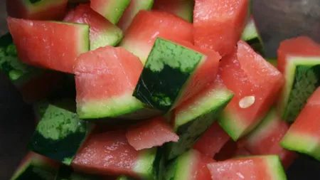 TRUCURI ÎN BUCĂTĂRIE: De ce este bine să pui COAJA de pepene verde în salată