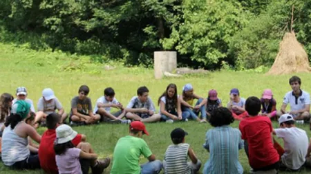 Vacanţă cu părinţii sau vacanţă în tabară: Care este cea mai bună alegere