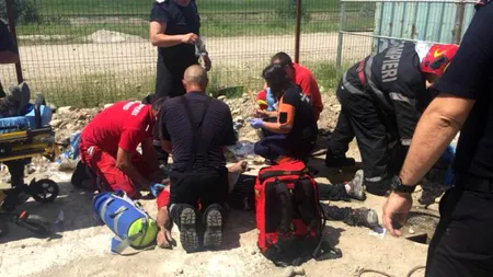 Două persoane au fost salvate dintr-o fosă septică. A intervenit elicopterul SMURD