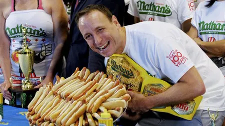 Record mondial la mâncat hot-dog. Campionul a ajuns la un număr impresionant şi a câştigat concursul a 11-a oară VIDEO