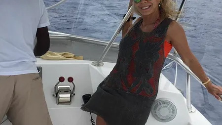 Noi dezvăluiri în cazul britanicei lăsate falită de iubitul român, cu 37 de ani mai tânăr. Bărbatul susţine că el e cel cu inima frântă