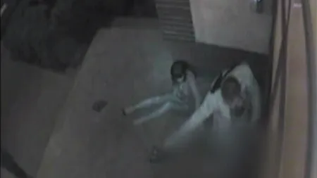 Adolescentă de 17 ani, luată cu forţa şi violată în scara unui bloc. Suspectul, un apropiat al clanului Cordunenilor