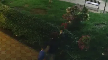 O femeie din Râmnicu Sărat, prinsă la furat de flori în centrul oraşului. Voia să le dea cadou