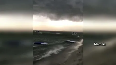 Furtună pe LITORAL. Imaginile incredibile surprinse de un turist pe plaja din Mamaia