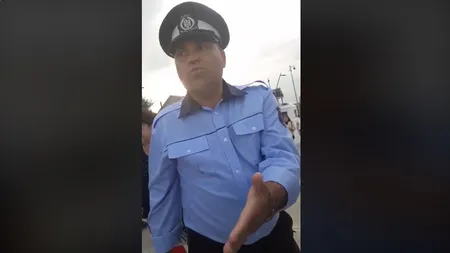 Tânără care strângea semnături pentru campania 