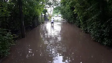 Bilanţ MAI după ploile de luni: Probleme în 41 de localităţi, 72 de curţi inundate şi aproape 11.000 de oameni rămaşi fără energie