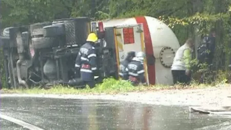 O cisternă încarcată cu kerosen s-a răsturnat pe Autostrada Soarelui. Traficul rutier a fost deviat pe DN3A