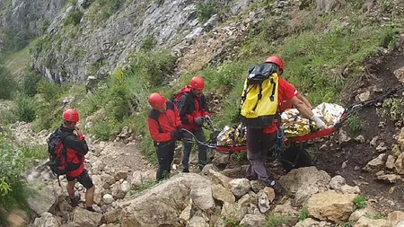 Profesorul care însoţea un grup de studenţi în Munţii Făgăraş şi a căzut în prăpastie a fost găsit mort