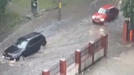 Inundaţii în Buzău după o rupere de nori. Sistemul de canalizare nu a mai făcut faţă
