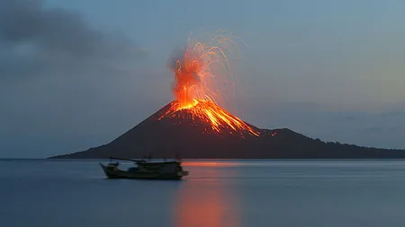 A erupt Vulcanul Krakatau. Şuvoaie de lavă topită s-au prelins pe versanţi