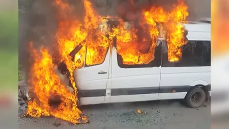 Un microbuz a luat foc în mers în Pipera FOTO
