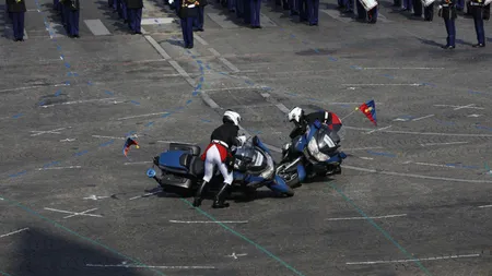 Accident în faţa lui Emmanuel Macron, în Place de la Concorde, de Ziua Franţei. Doi jandarmi s-au ciocnit cu motocicletele VIDEO