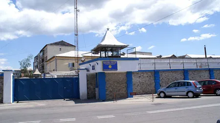 Directorul unui penitenciar, acuzat că a cerut bunuri de la iubita unui deţinut în schimbul unor favoruri